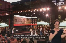 Tłumaczki języka migowego „skradły show” w trakcie koncertu na cześć...