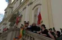 Kościół św. Krzyża: Dziennikarz TV Trwam wyrwał aktywistom flagę LGBT