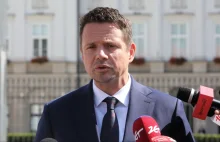 Trzaskowski: tęczowa flaga nie powinna nikogo obrażać