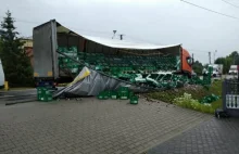 Ładunek z piwem zablokował drogę w Morawicy. Utrudnienia na trasie w...