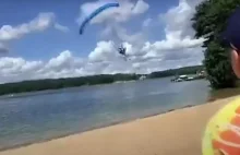 Awaryjne lądowanie spadochroniarza na plaży w Olsztynie