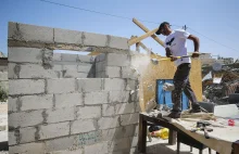 Izrael nakazał 2 palestyńskim rodzinom zburzenie własnych domów