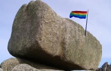 Znowu profanacja: ktoś wetknął flagę LGBT w głaz