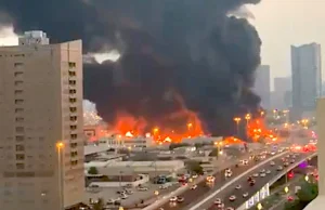 Zjednoczone Emiraty Arabskie. Ogromny pożar w Adżmanie, niedaleko Dubaju.