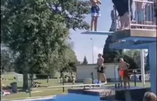 Spektakularny skok grubasa do basenu