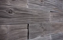 Płytki drewnopodobne na ścianę – jak je wybierać i jak kłaść?