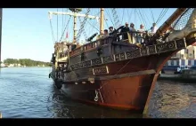 Piracki statek przybija do nabrzeża portu