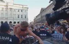 Moment zatrzymania aktywistki LGBT. Protestujący rzucili się na radiowóz