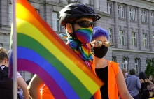 Zalando chce "naprawiać" odzież LGBT, rzekomo poszarpaną agresją w Polsce.