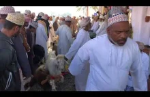 Bliskowschodni autentyczny targ kóz w Nizwie w Omanie