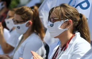 "Dajcie szansę pacjentom, nie związujcie rąk medykom". Protest w Warszawie