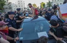 Policja publikuje nagrania z protestu LGBT. "Skakanie po dachu radiowozu...