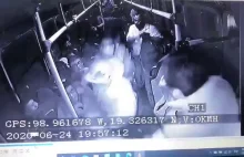 Napad na autobus. Jeden z pasażerów wyciąga broń i zaczyna się strzelanina.