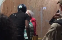 Portland: Starsza kobieta przeciwstawia się Antifie i zostaje oblana farbą.