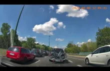 Kierowca BMW w Warszawie jedzie pasem wyłączonym z ruchu, instant karma