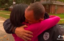 USA: Czarnoskóra kobieta dziękuje policjantowi za wykonywaną pracę.