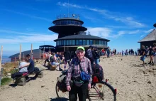Ma 69 lat, z Kołobrzegu pojechał rowerem na Śnieżkę