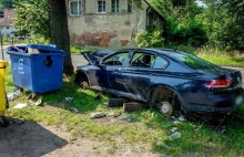 Luksusowy passat porzucony na śmietniku. Stał się magazynem części w Wałbrzychu