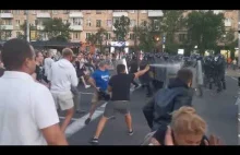 Dzisiejsze starcie między protestującymi a policją w Brześciu.