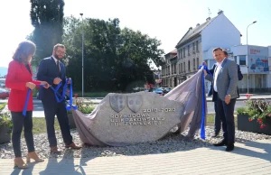 W Bielsku odsłonięto pomnik, który ma upamiętnić remont 7 kilometrów drogi