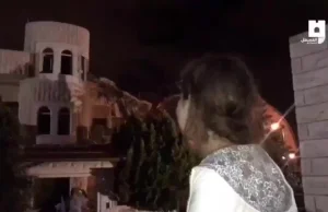Palestyńska dziewczynka płacząca podczas wyburzania jej domu przez żydów