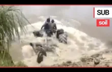 Afrykańscy rolnicy holują ciągnik przez rzekę