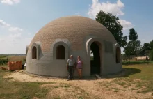 Małżeństwo samodzielnie buduje dom kopułowy!