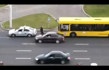 Białoruś: policjant rozbija starszemu mężczyźnie lusterko w samochodzie