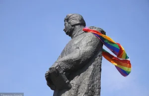Poznańska prokuratura: tęczowa flaga nie znieważa pomników