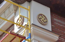 Swastyki i runy na budynku w centrum ukraińskiego miasta.