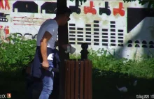 Reporter TVP przyłapany przez kamery monitoringu na wyciąganiu śmieci z...