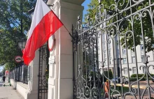 Aktywista LGBT ściągnął biało-czerwone flagi z budynku Ministerstwa...