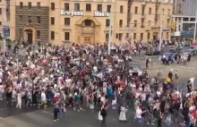 Białoruś: Tysiące demonstrujących w Mińsku zmierza w kierunku budynku rządowego