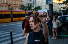 Działaczka LGBT w koszulce z napisem "policja" zatrzymuje furgonetkę fundacji XD