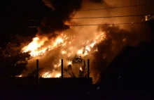 Ogromny pożar na złomowisku w Przysiece Polskiej.