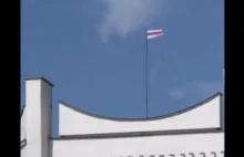 Historyczna flaga Białorusi w miejsce posowieckiej nad teatrem w Grodnie