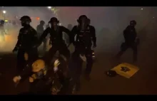 Policja z Portland tłumi protestujących wyposażonych w tarcze