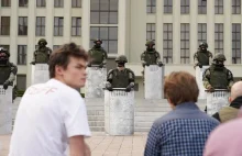 Mińsk: protest, opuszczone tarcze i areszt