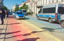 Kolorowy proszek na drodze. Policja: To zagrożenie dla ruchu pojazdów