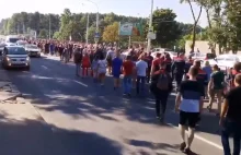 Białoruś: Tłum pracowników z innych fabryk zmierza wspierać robotników MZKT