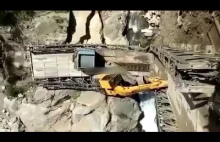 Most zapada się pod ciężarówką