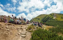 Tłumy turystów w Tatrach. Ogromna kolejka do wejścia na Giewont [ZDJĘCIA