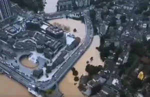 Chiny: Gigantyczne powodzie i ewakuacja ludności. „Drogi stają się rzekami”