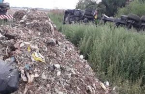 Nielegalnie wysypywał odpady. Ciężarówka przewróciła się do rowu