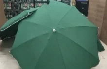 Śmierć pracownika supermarketu. Jego ciało zasłonięto parasolami.