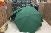 Zmarł w sklepie, jego ciało przykryto parasolami i otoczono pudełkami....