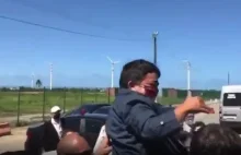 Brazylia: Prezydent Bolsonaro podniósł karła. Myślał, że to dziecko