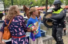 Fronda zazdrości Holandii brutalności policji i spałowania tęczowej aktywistki