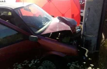 Tragiczny wypadek: auto uderzyło w słup, zginął 88-latek