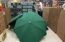 Supermarket przykrył zwłoki zmarłego pracownika parasolkami, by otworzyć sklep